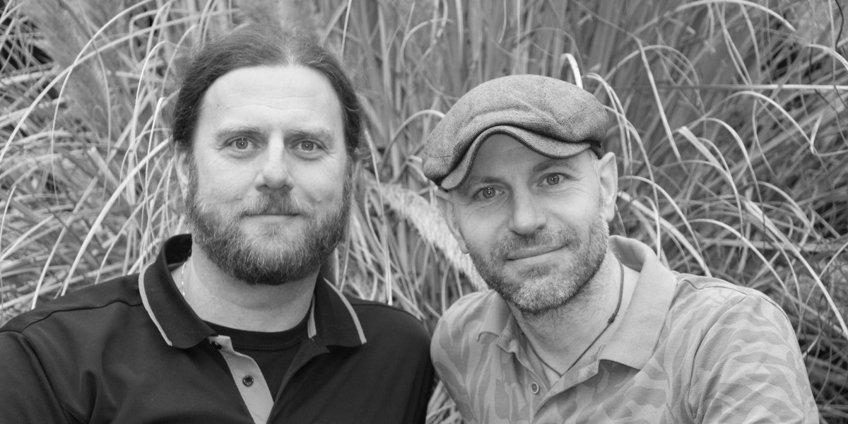 Peter und Daniel in Daniels Garten vor einer Mauer